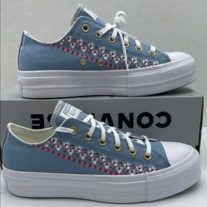 Converse Platform Sneakers A12051C CTAS LIFT OX
OUT OF THE BLUE/QUANTUM VIOLET